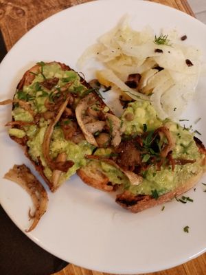 Bruschetta di avocado e galletti at Status Quo in Rome