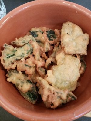 Salvia fritta e fiori di zucca at Status Quo in Rome