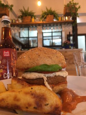 Cheeseburger di legumi e semi di canapa at Status Quo in Rome