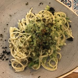 Spaghetti con broccoli pistacchi agio nero cappero  at Status Quo in Rome