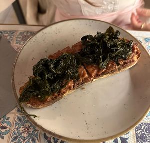 Bruschetta con crema di salsiccia e stracchetto con cavolo nero ripassato  at Status Quo in Rome