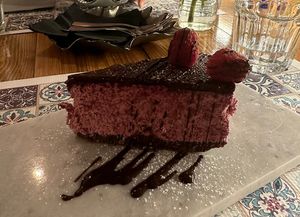 Torta cocco, cioccolato e frutti di bosco  at Status Quo in Rome