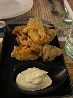 Fiori di zucca ripieni at Status Quo in Rome