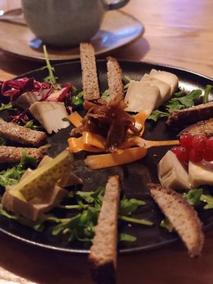 Vegane Käseplatte at A Tribo in Barao De Sao Joao