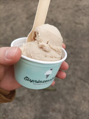 Haselnuss 2€ at Eisprinzessinnen in Hamburg