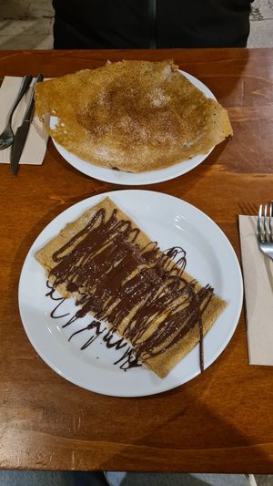 Crepe banana y chocolate y Crepe azúcar y canela at Kenavo Crêperie in Reus