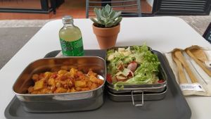 Ropa vieja / Kombucha / Ensalada verde con peras, cherries, nueces y mostaza at Juliana Kind Food  in Tenerife