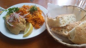Hummus mit Karottensalat und Fladenbrot at Gaststätte Kulperhütte in Augsburg