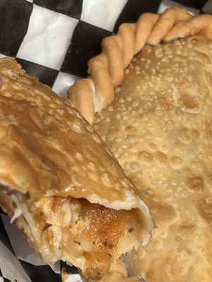 Grandes, crujientes, sabrosas y bien hechas…! Empanadillas de “pizza” y “carne”   #Veganuary at 100% HP in San Juan