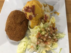 breaded vegan chicken with mashed potatoes and salad  at 100% HP in San Juan