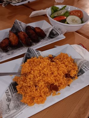 Side de arroz con salchichas (loma linda) = rico. Plátanos maduros "amarillos" y ensalada. at 100% HP in San Juan