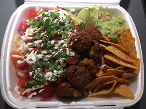 Ensalada med falafel at Tacos Locos in Koege