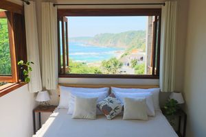The king-size bedroom at Casa Mauna in San Pedro Pochutla