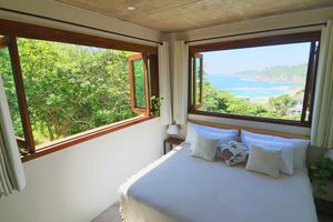 The king-size bedroom at Casa Mauna in San Pedro Pochutla