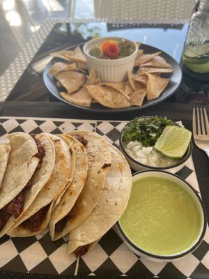 Tacos y guacamole   at Casa Mauna in San Pedro Pochutla