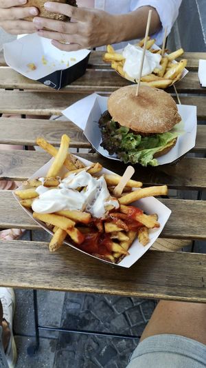 Fritten und beyound meat Burger 🍔   at Benbergs Fritten - Food Stand in Dortmund
