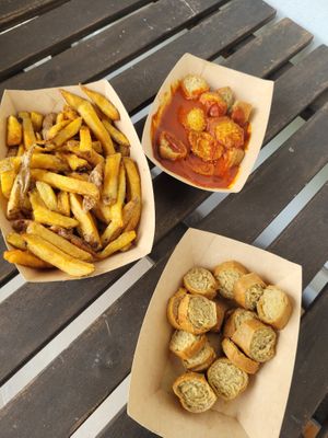 homemade fries, vegan currywurst, vegan bratwurst at Benbergs Fritten - Food Stand in Dortmund