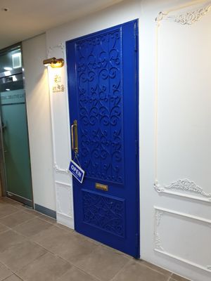 look for blue door at Nokum Space - 공간 녹음  in Seoul