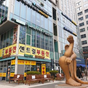 this is the building ...on 4th fl at Nokum Space - 공간 녹음  in Seoul