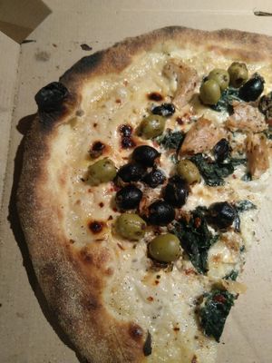 Had the idea I was eating bread with olive instead of the ch’cken chunks I went for. 
Pizza was too dry for my opinion. Edges where burned. A thin topped pizza :( at Vegan Pizza Bar in Rotterdam