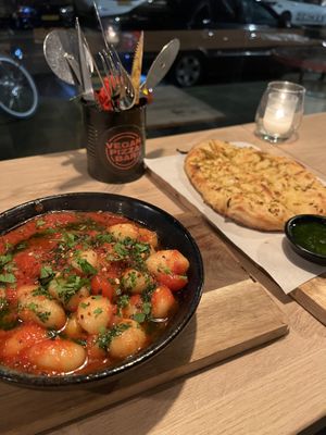 I’m not a big fan of italian cuisine but the gnocchi and focaccia combo was sooo good!  #Veganuary at Vegan Pizza Bar in Rotterdam