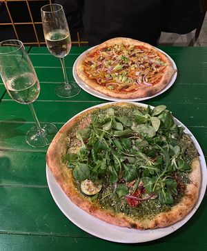 Cava & Ferry Verde Pizza & Big Mac Pizza 🩷  at Vegan Pizza Bar in Rotterdam