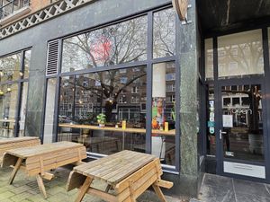 Front - outdoor seating at Vegan Pizza Bar in Rotterdam