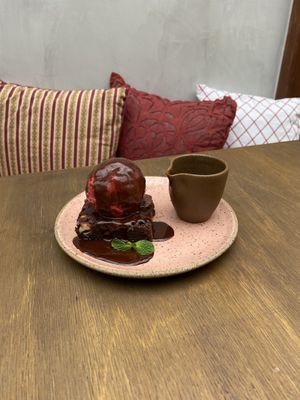 brownie com sorvete de amora e calda de frutas vermelhas - vegano e sem glúten at Annapoorna in Rio De Janeiro