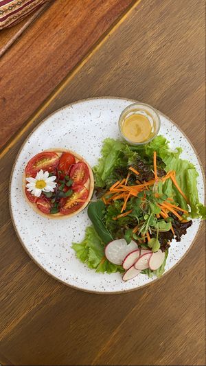 quiche com salada at Annapoorna in Rio De Janeiro