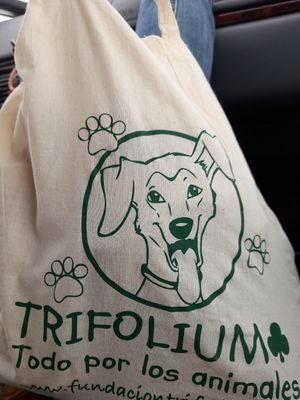 Selling soli-bags at Som Vegans in Barcelona