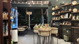 Little shop with food products   at Ojo de Maíz in Mexico City