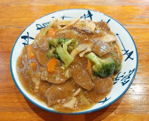 Pad Thai Noodles in Satay Gravy 沙嗲濕炒河粉 at Yuán Shàn SùShí 圓善素食 in Kowloon