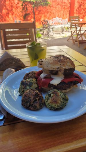 🍔 Hamburguesa de portobelos, morrones asados, berenjena, queso de avena, salsita de remolacha y la limonada un 10 🍹 at Oso Blanco in Mar Del Plata