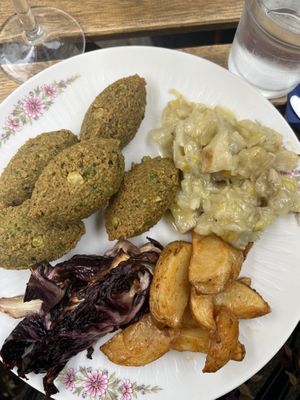 Felafel di piselli e tris di verdure  at La Schiscetteria in Milan