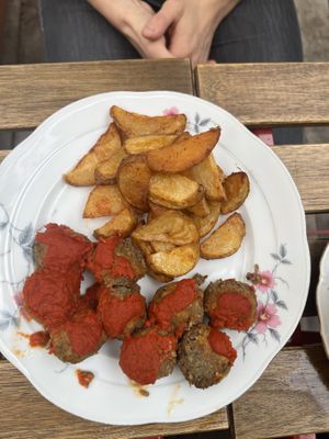 Patate alla paprika e polpette al sugo  at La Schiscetteria in Milan
