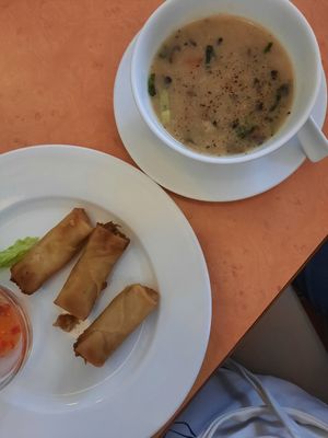 Vorspeisen Suppe & Frühlingsrollen (inklusiv) at Loving Hut in Hamburg