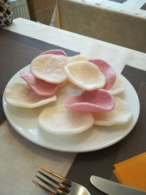 Kroepoek now in different colors at Loving Hut in Hamburg