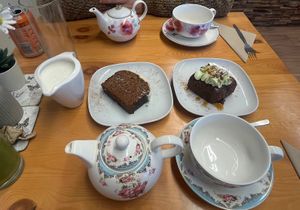 Iced ginger cake (left) + carrot & pistachio cake (right) with two teas  at Vegan Earth in Ayr
