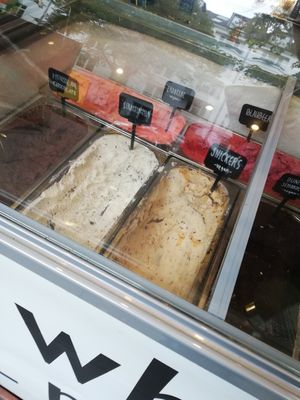 Erdbeer und veganes snickers Eis at [why not] Café in Hamburg