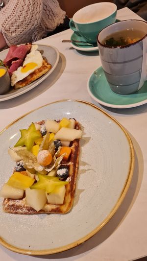 Vegan waffle with fresh fruits at Birdie & Co - Mittelstraße in Dusseldorf