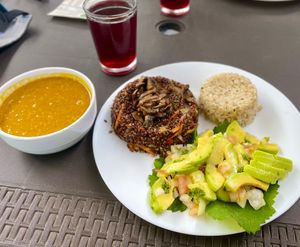Menú del día: red quinoa w veggies & mushrooms, brown rice, avo ceviche salad, yummy mystery soup and fruity drink at La Carreta Vegana in La Guajira