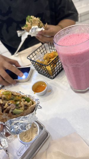 see, we let the waiter cut it in half 🤤🤣  at Fast Fresh by SKCO in Davao City