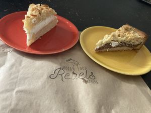 Bienenstich und Haselnuss Streusel  at Rebels in Bamberg