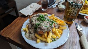 Sojaschnitzel mit Bio-Pommes & Pilzrahmsoße at Rebels in Bamberg