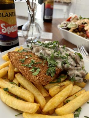 Schnitzel mit Pilzrahmsoße  at Rebels in Bamberg