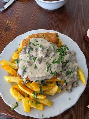 Schnitzel mit Pilz-Rahm-Sauce und Pommes at Rebels in Bamberg
