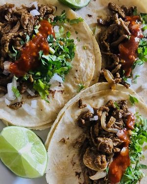 "Los de la calle" de Vsteak, acompañados con cebolla, cilantro, limón y salsa. Ufff, deliciosos!!!
También los puedes pedir de Pastor o Chorizo.  at Corazon Contento PDC in Playa Del Carmen
