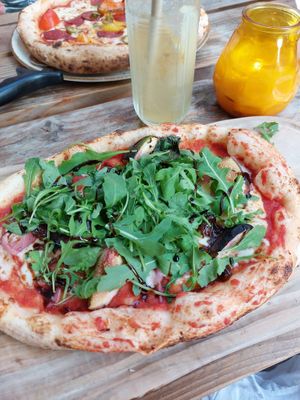 FIG & BALSAMIC Pizetta (Red tomato base - plant based cheese - figs - caramelized onions - rocket - balsamic glaze) at Vegitalian - Schoutenstraat in Utrecht