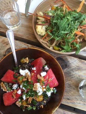 Pasta mit Gemüse und Ruccola. Vorne Quinoasalat mit veganem Feta  at Vegitalian - Schoutenstraat in Utrecht