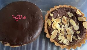 Raspberry choco pie and chocolate tartelette  at Vegitalian - Schoutenstraat in Utrecht